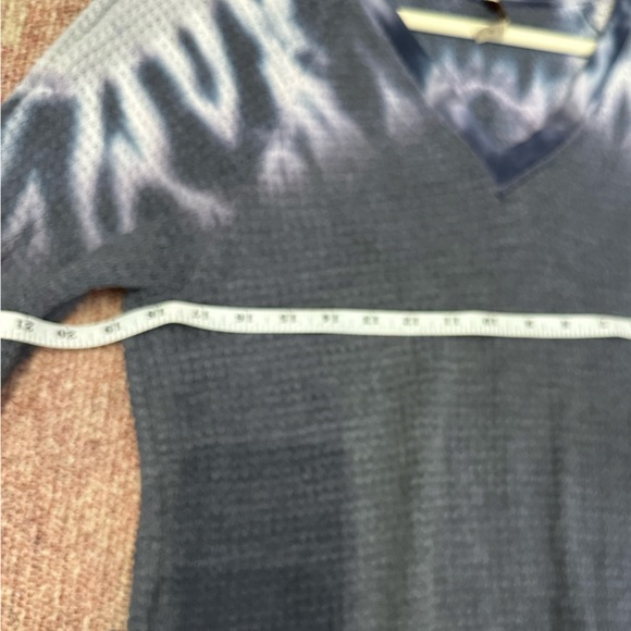 XCVI wearables waffle knit long sleeve tie dye v neck sweater top size med - Picture 7 of 9